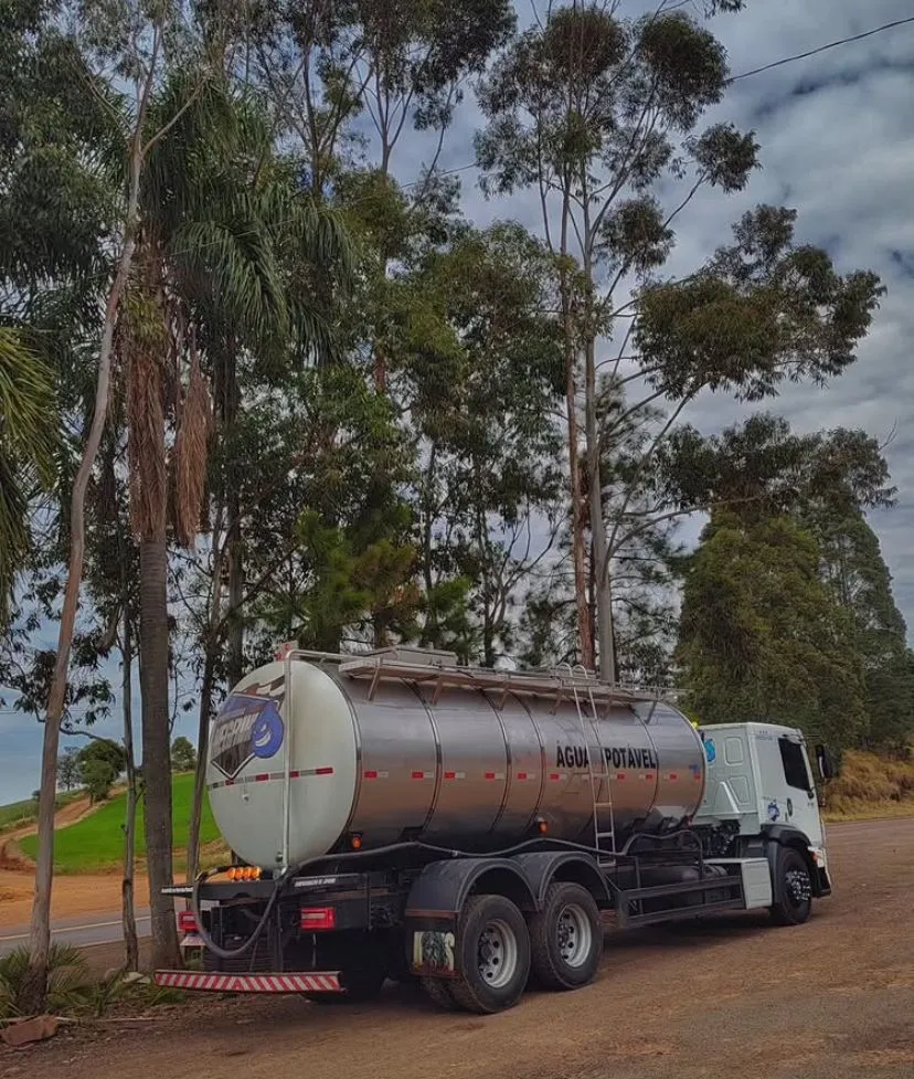 Caminhão GA Transportes Negrini em operação